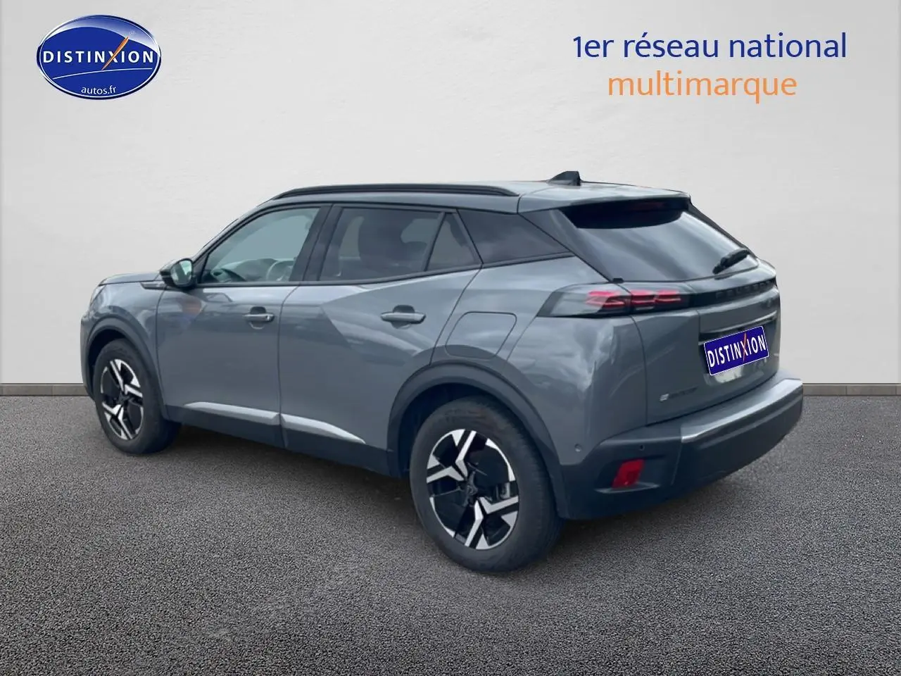 Peugeot 2008 E-136 allure gris sellenium e en 3/4 arrière droit avec jantes alu et feux LED distinctifs.