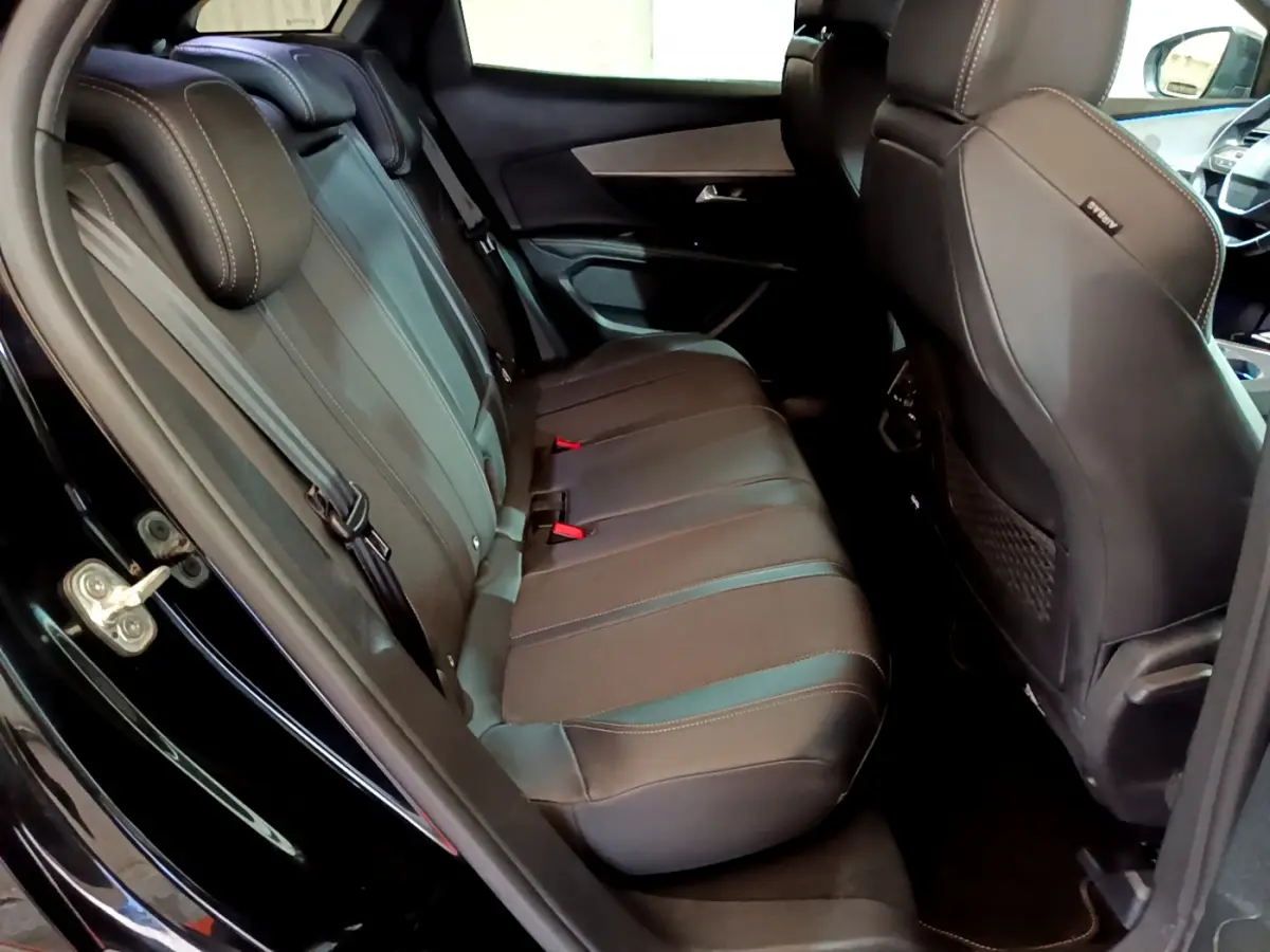 Vue intérieure côté gauche montrant la banquette arrière en cuir noir du Peugeot 3008 GT 2023.