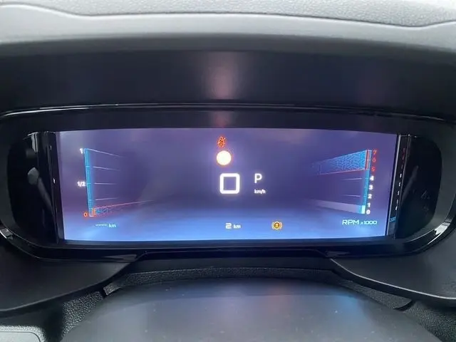 Affichage numérique du combiné d'instruments du Citroën Berlingo blanc, vue frontale centrée sur l'écran digital.