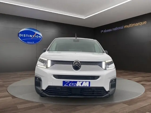 Vue de face d'un Citroën Berlingo blanc 2025 avec éclairage LED et plaque "Zero KM" en showroom.
