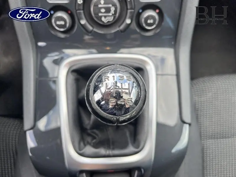 Gros plan sur le pommeau de levier de vitesses manuel noir dans l’habitacle d’une Peugeot 5008, console centrale visible.