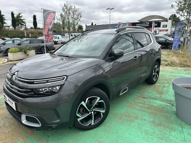SUV Citroën C5 Aircross marron vu en 3/4 avant droit sur un parking avec jantes distinctives et toit noir.