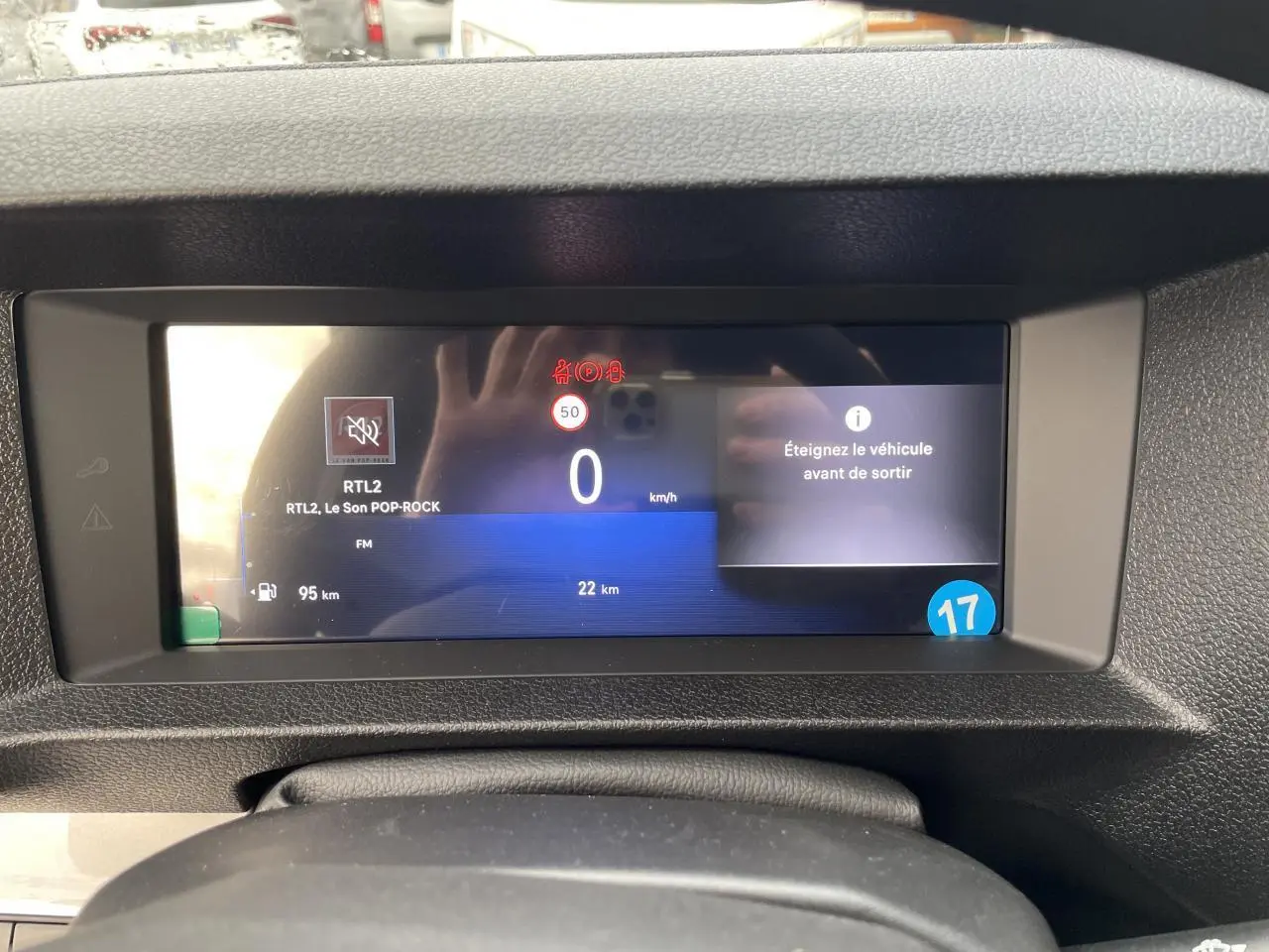 Écran numérique du combiné de bord de l'Opel Vivaro blanc, affichant vitesse, radio et alertes.