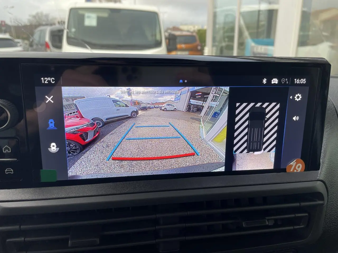 Affichage caméra de recul 180° sur écran tactile 10'' HD du tableau de bord de l'Opel Vivaro blanc 2024