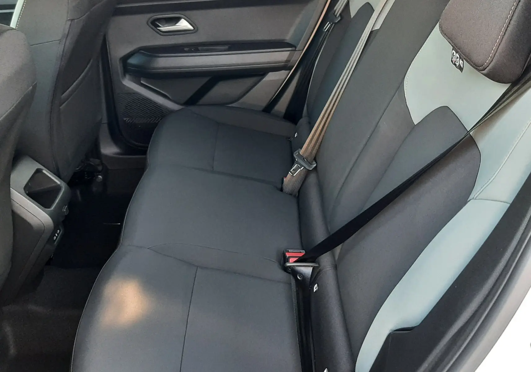 Vue intérieure côté droit des sièges arrière en tissu gris et noir du Dacia Duster 1.6 Hybrid 140ch Extreme 2025.