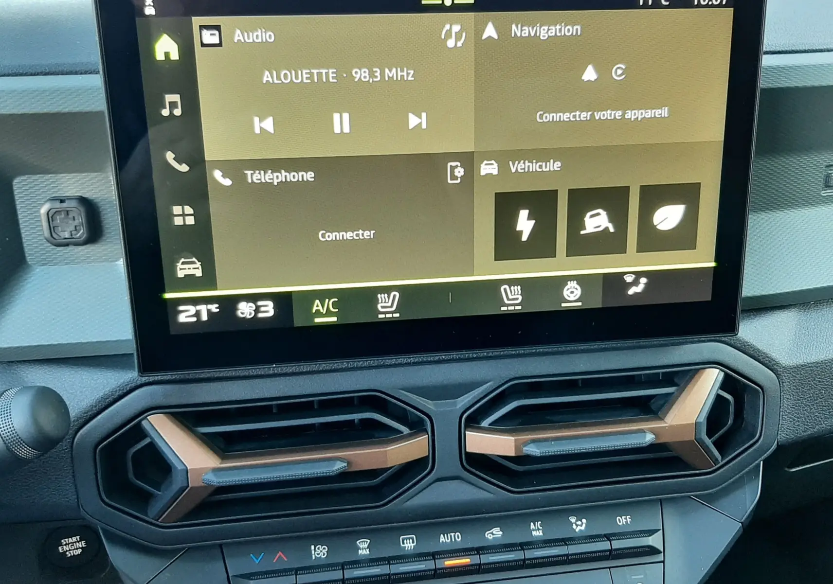 Écran tactile central du tableau de bord du Dacia Duster 1.6 Hybrid 140ch Extreme 2025, ambiance intérieure grise.