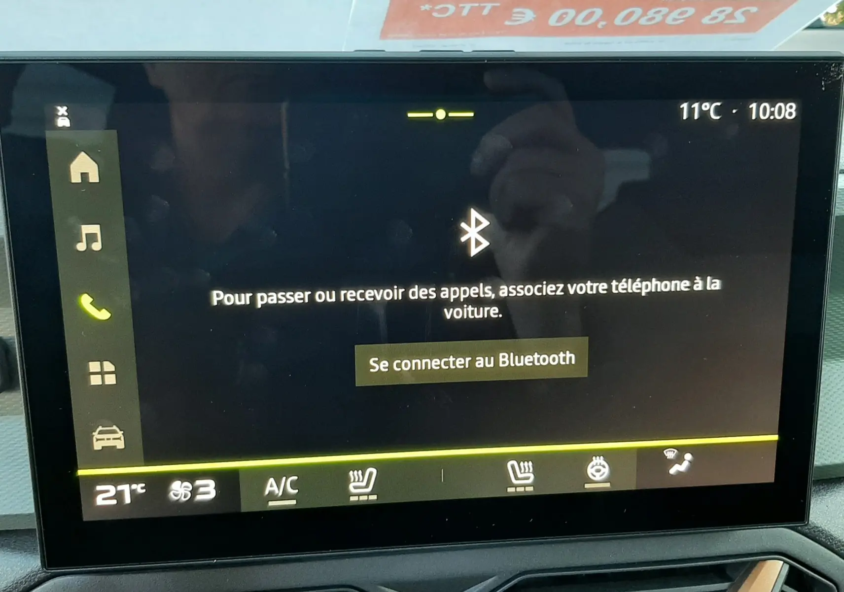 Écran tactile central du Dacia Duster 2025 en couleur Sandstone, affichant la connexion Bluetooth et commandes climatisation.