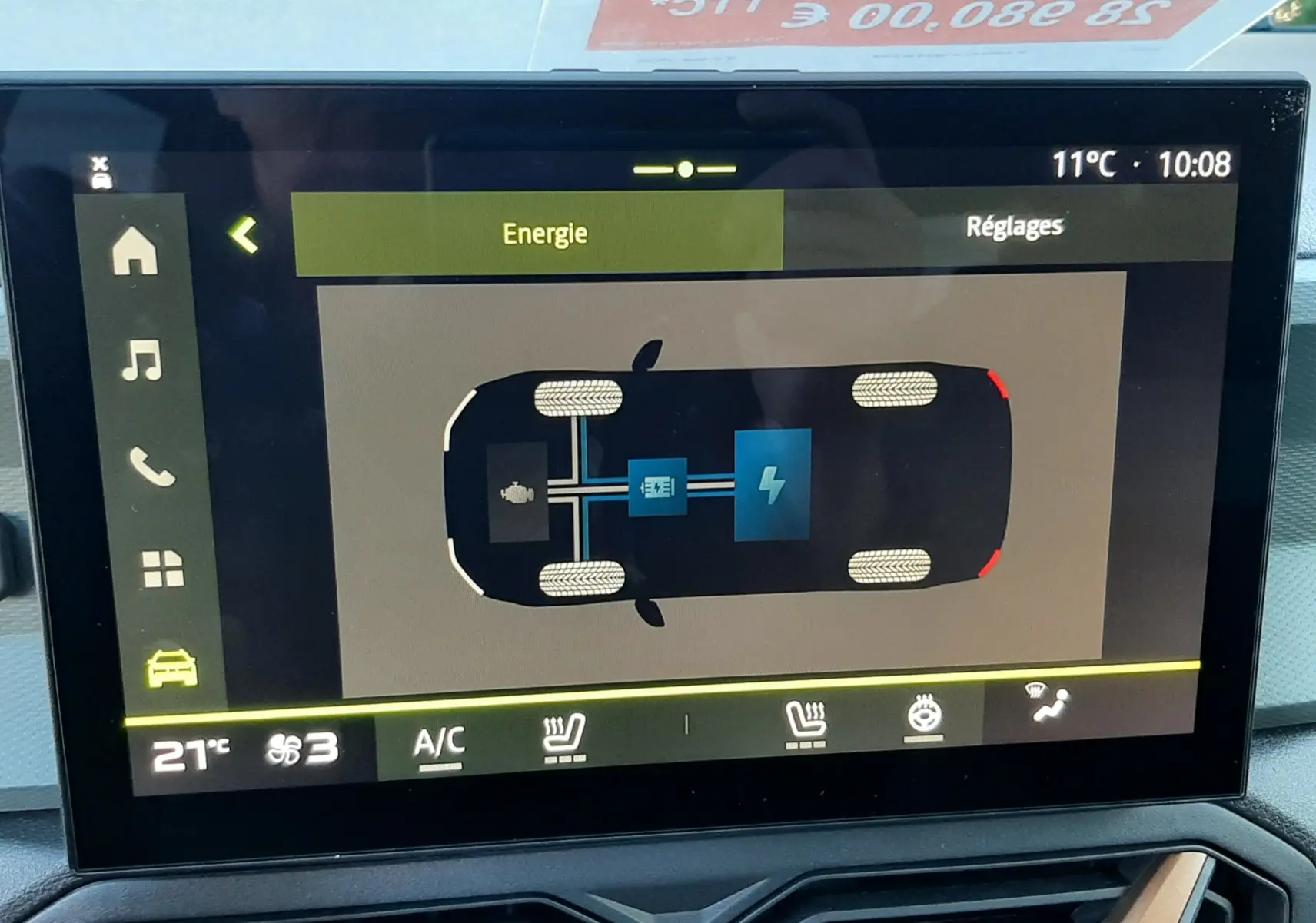 Écran tactile intérieur du Dacia Duster 2025 affichant la gestion d'énergie hybride avec commandes climatisation visibles.