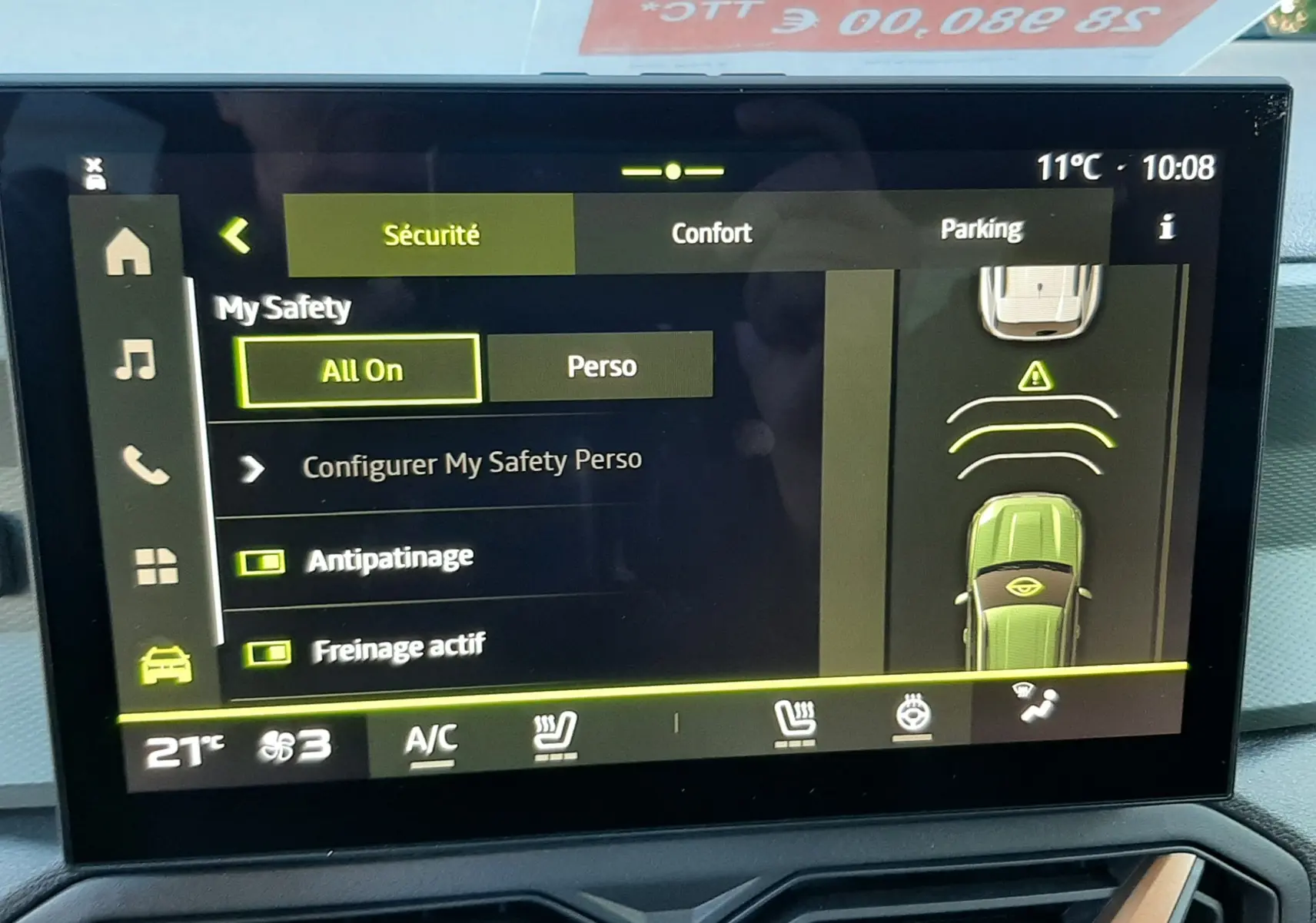 Vue intérieure du tableau de bord du Dacia Duster 1.6 Hybrid 140ch Extreme 2025, écran tactile affichant les options de sécurité.
