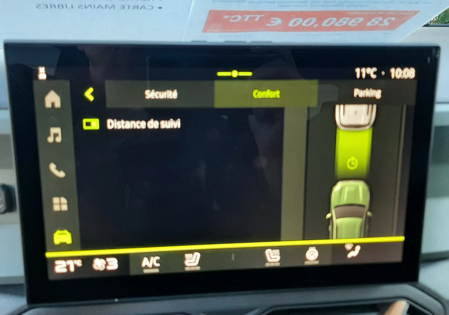 Écran tactile central du Dacia Duster 2025 affichant les réglages de confort et la vue 360° du véhicule.