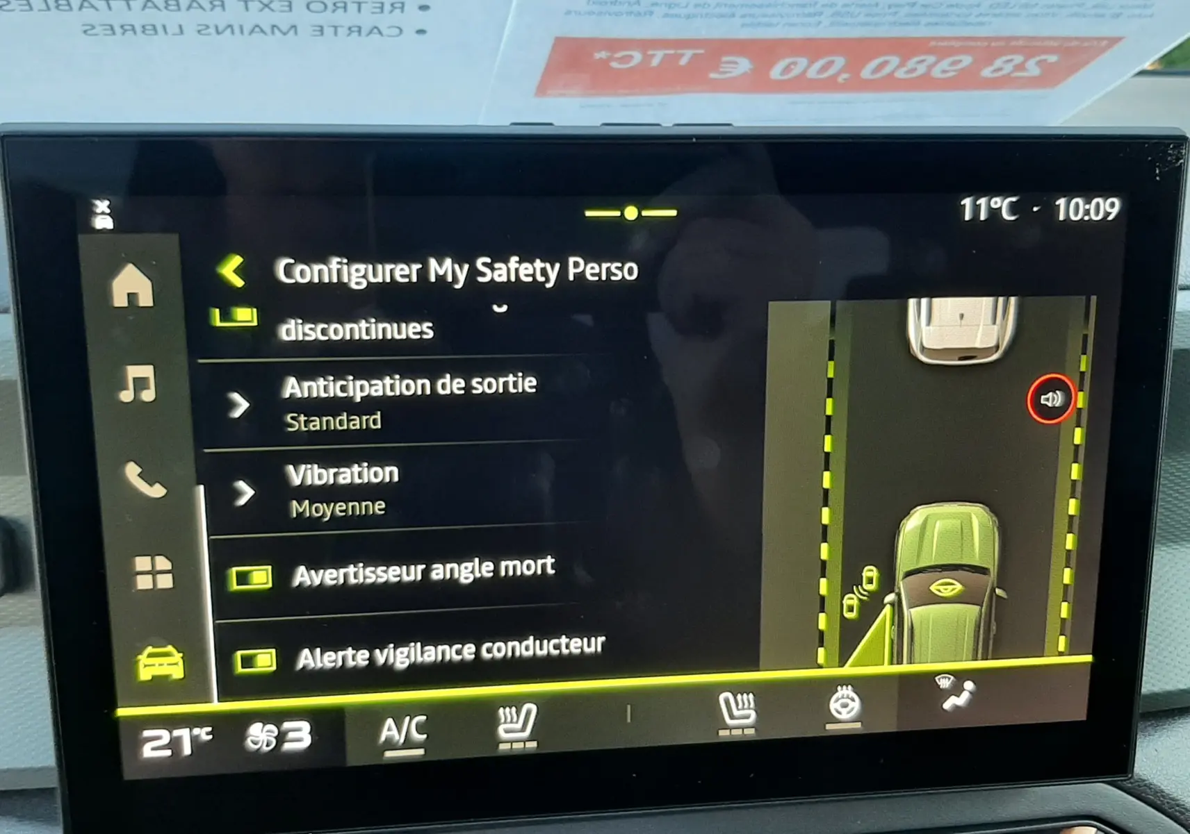 Écran tactile intérieur du Dacia Duster 2025 affichant les réglages de sécurité et la caméra 360° en vue de dessus.