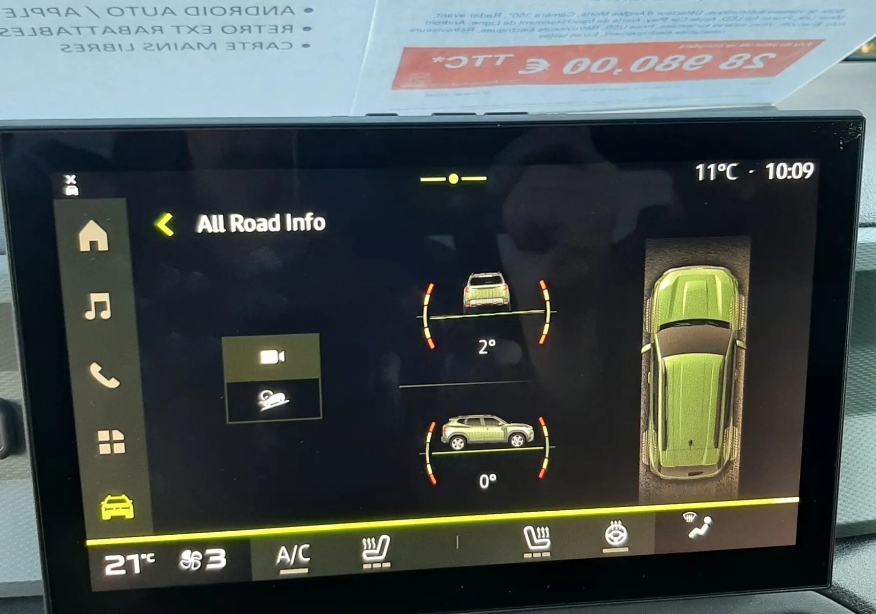Écran tactile intérieur du Dacia Duster 1.6 Hybrid 140ch Extreme affichant l'inclinaison et la vue 360° du véhicule.