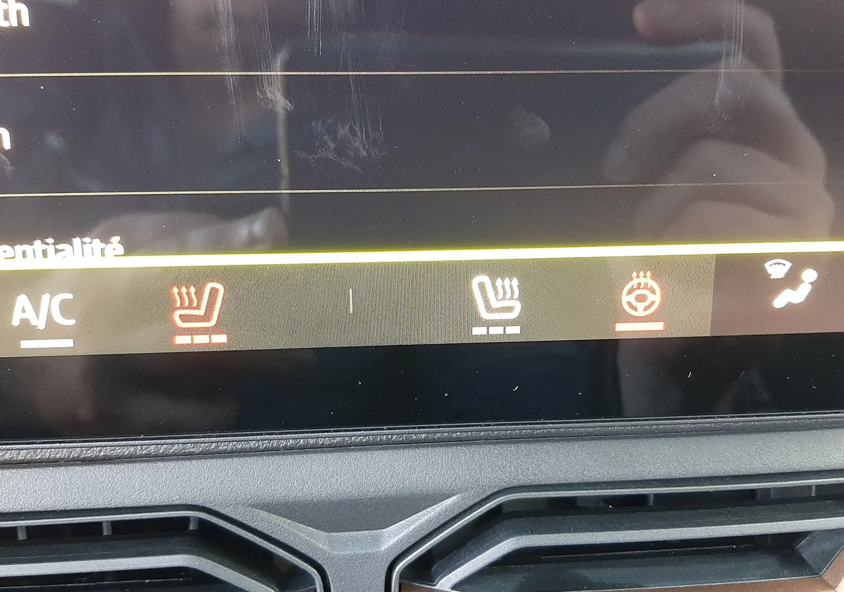 Dacia Duster 1.6 Hybrid 140ch Extreme couleur Sandstone vu de face, mettant en valeur la calandre et les phares LED.