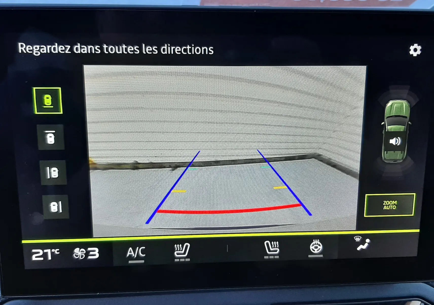 Affichage de la caméra 360° du Dacia Duster 1.6 Hybrid 140ch Extreme, vue arrière avec lignes de guidage colorées.