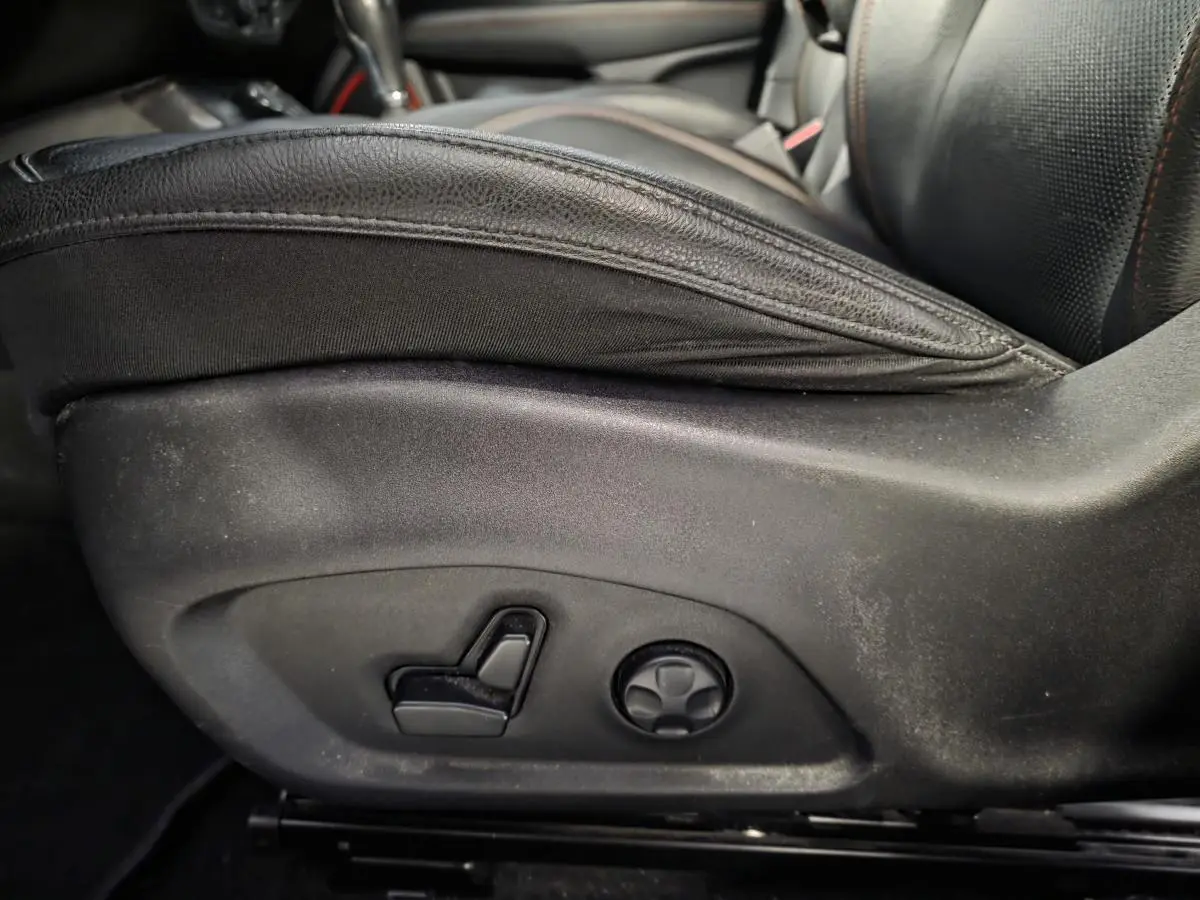 Réglages électriques du siège conducteur en cuir noir du Jeep Compass hybride rechargeable 2020.