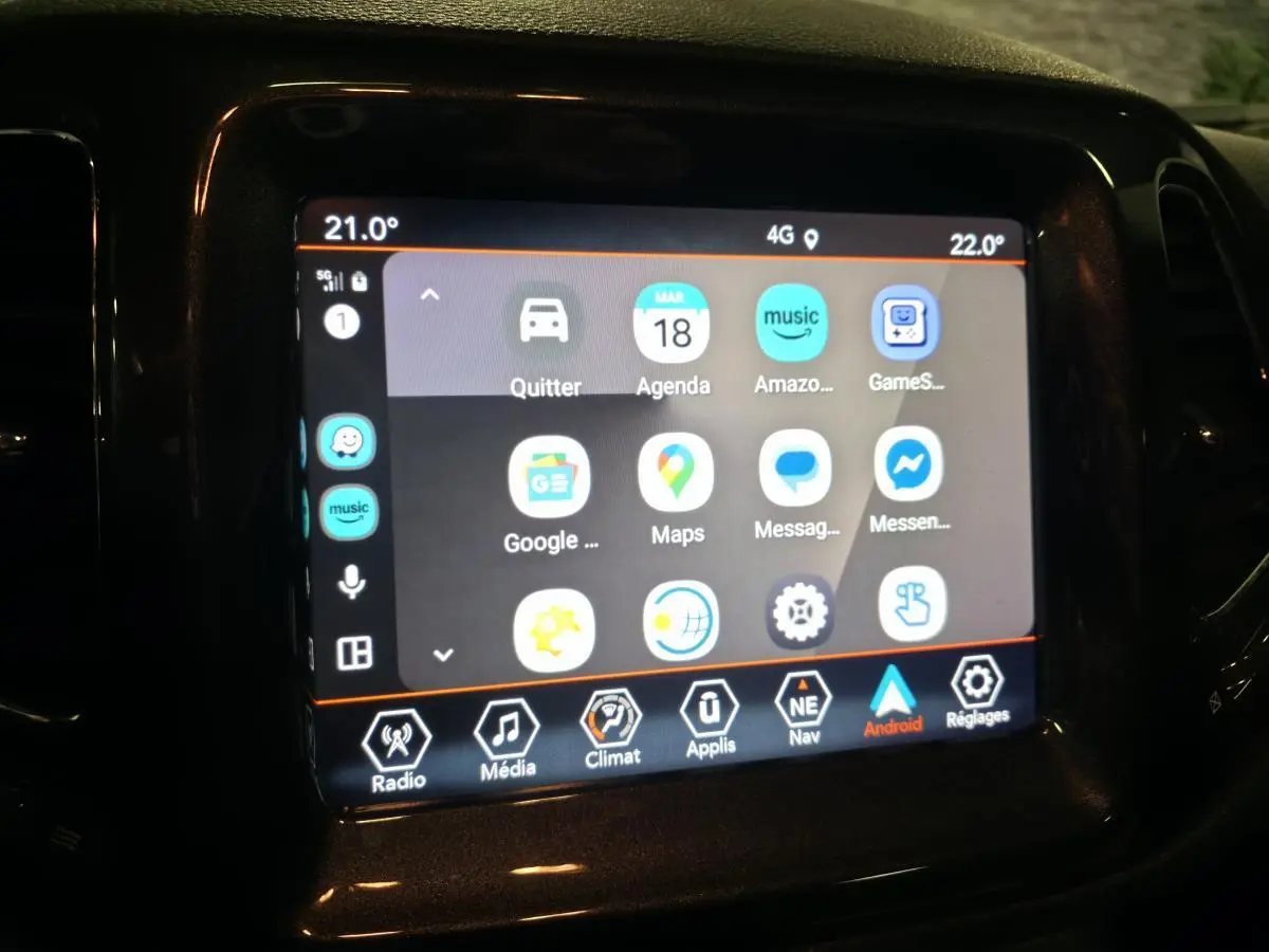 Écran tactile central du Jeep Compass 2020 affichant l'interface Android Auto avec icônes colorées.