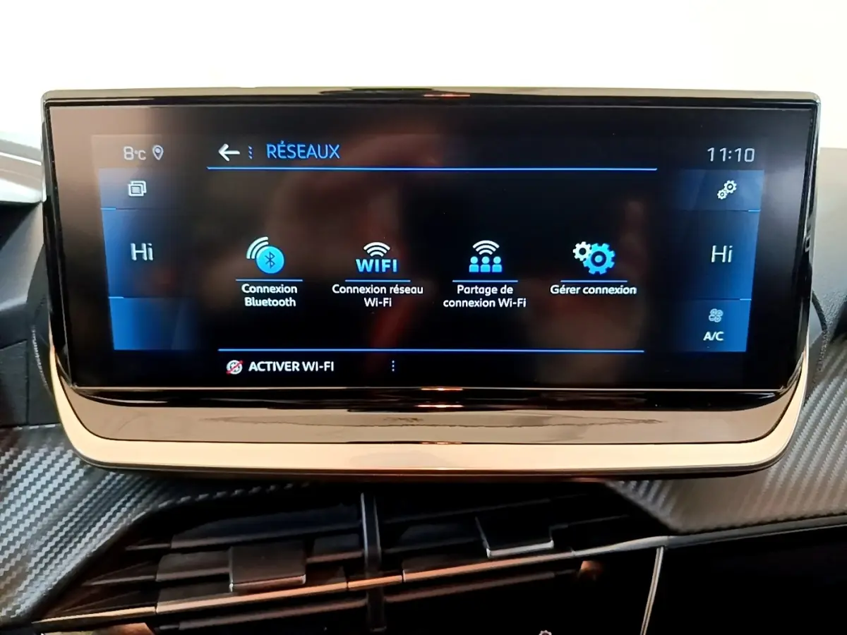 Écran tactile central de 17,8 cm affichant les options Wi-Fi dans l’habitacle d’une Peugeot 208 2023.