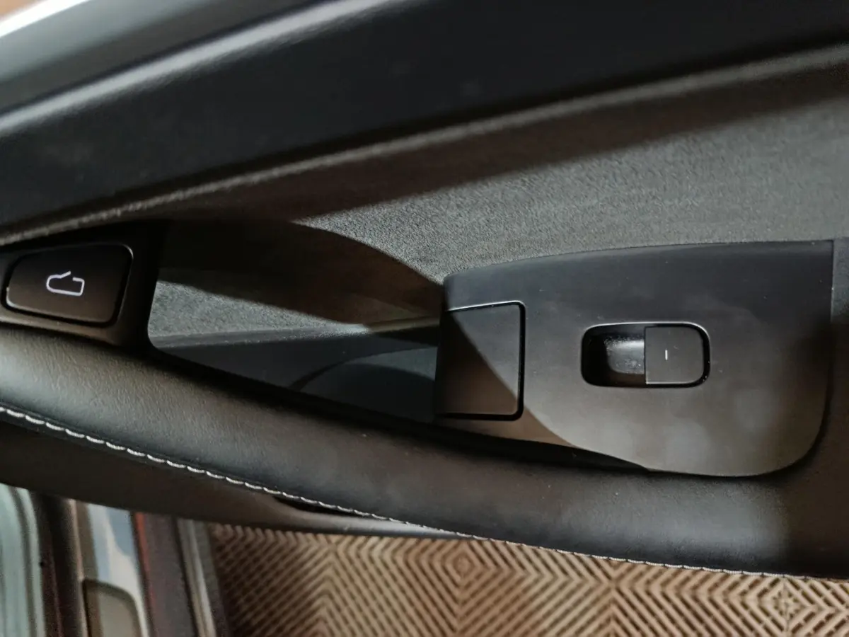 Détail de la poignée intérieure noire côté conducteur d’une Tesla Model 3 Grande Autonomie 2022.