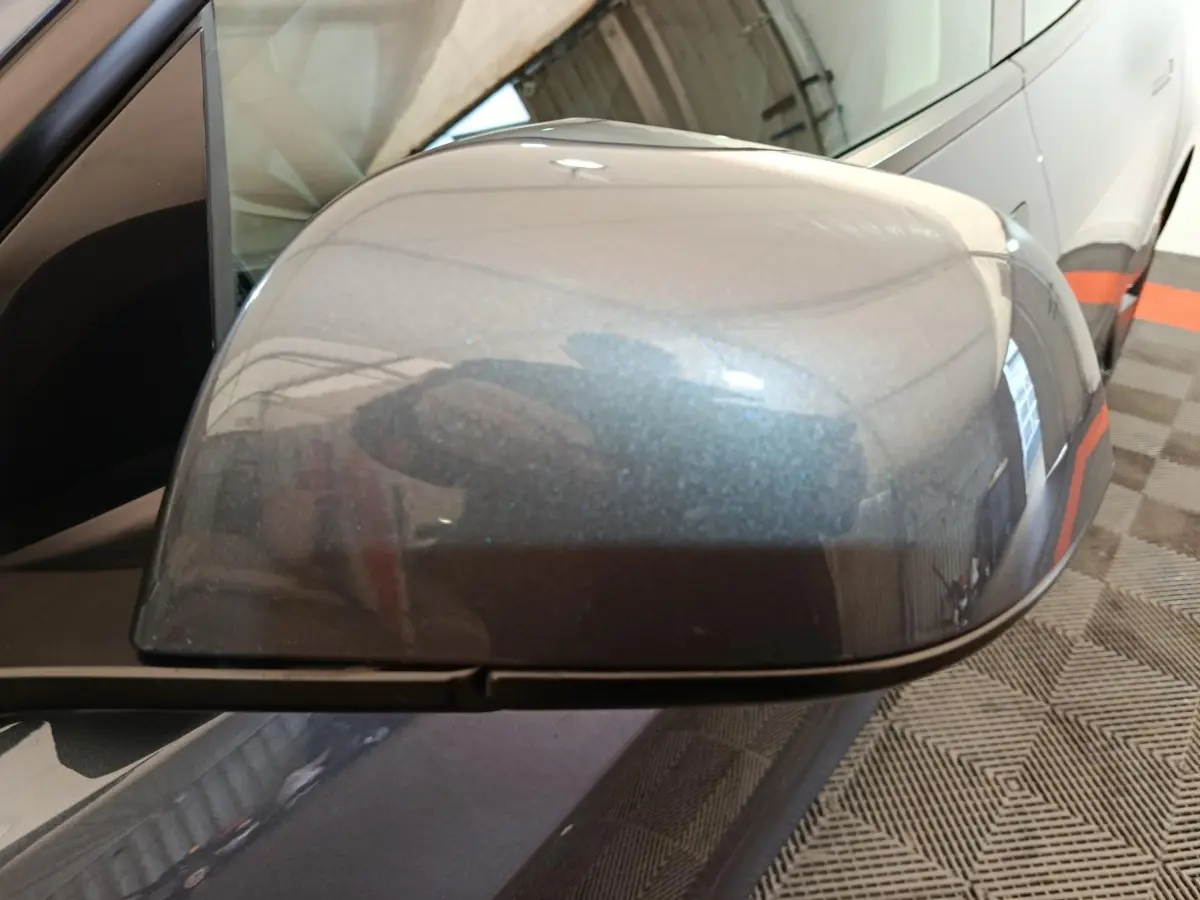 Rétroviseur droit gris foncé de la Tesla Model 3 Grande Autonomie 2022, avec caméra intégrée visible.