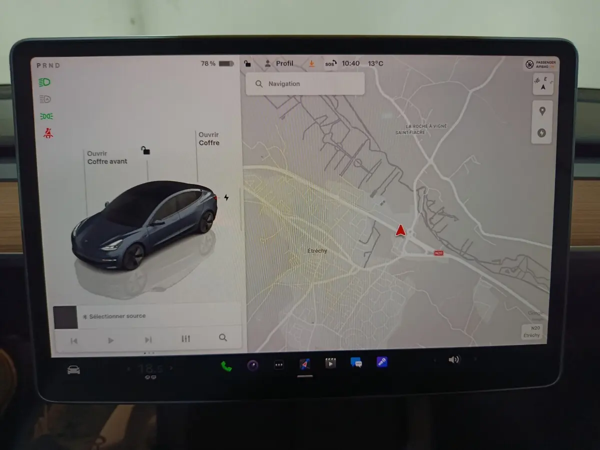 Écran tactile central affichant la navigation et une vue 3/4 avant d'une Tesla Model 3 gris foncé.