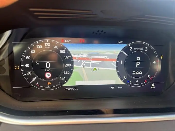 Tableau de bord numérique du Range Rover Evoque 2020 avec affichage de la vitesse, compte-tours et navigation intégrée.