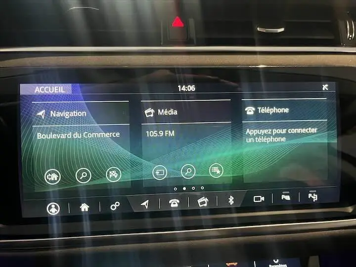 Écran tactile central du Range Rover Evoque 2020 affichant navigation, média et téléphone en interface moderne