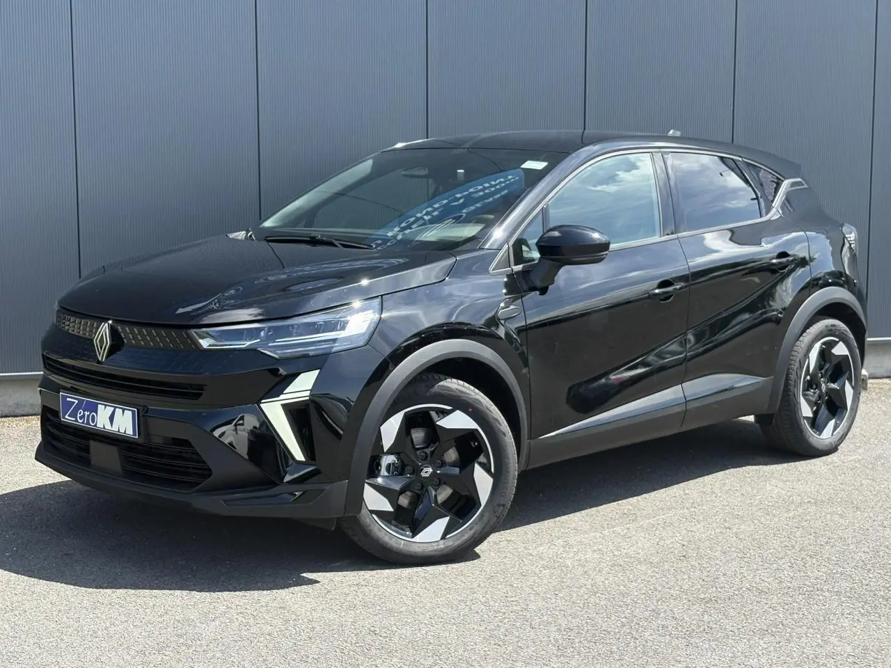 Renault Captur 2025 noir étoile en 3/4 avant droit, avec jantes aluminium et signature lumineuse LED distinctive.
