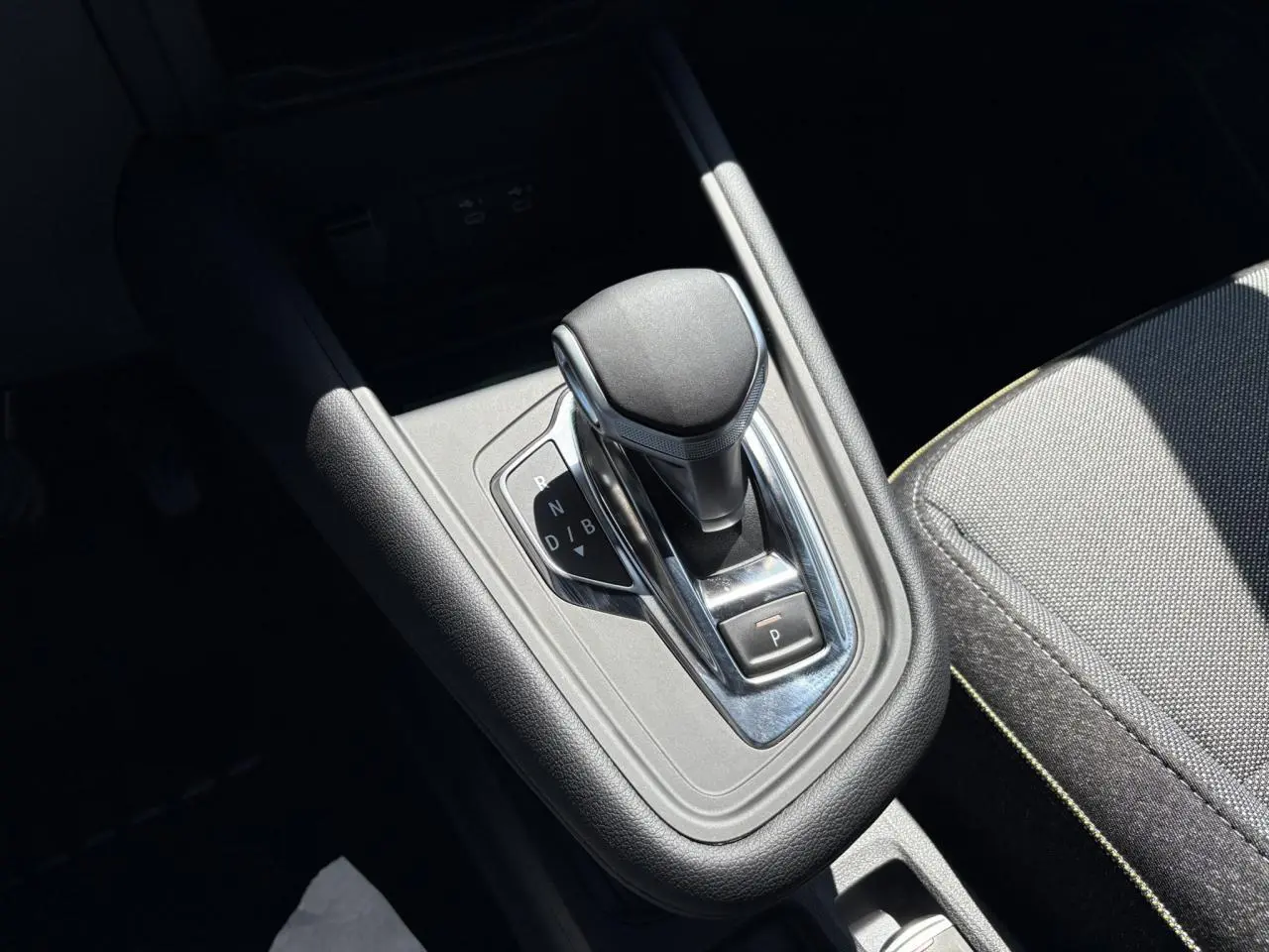 Le levier de vitesse automatique du Renault Captur noir étoile, vu en gros plan côté console centrale.