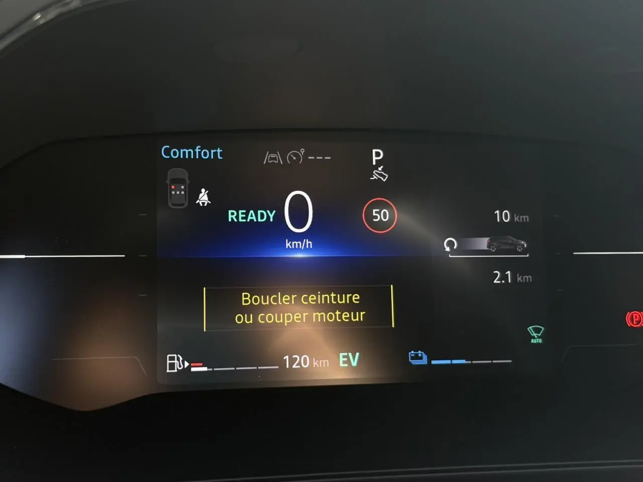 Tableau de bord numérique du Renault Captur noir, affichant la vitesse à 0 km/h et mode confort activé.