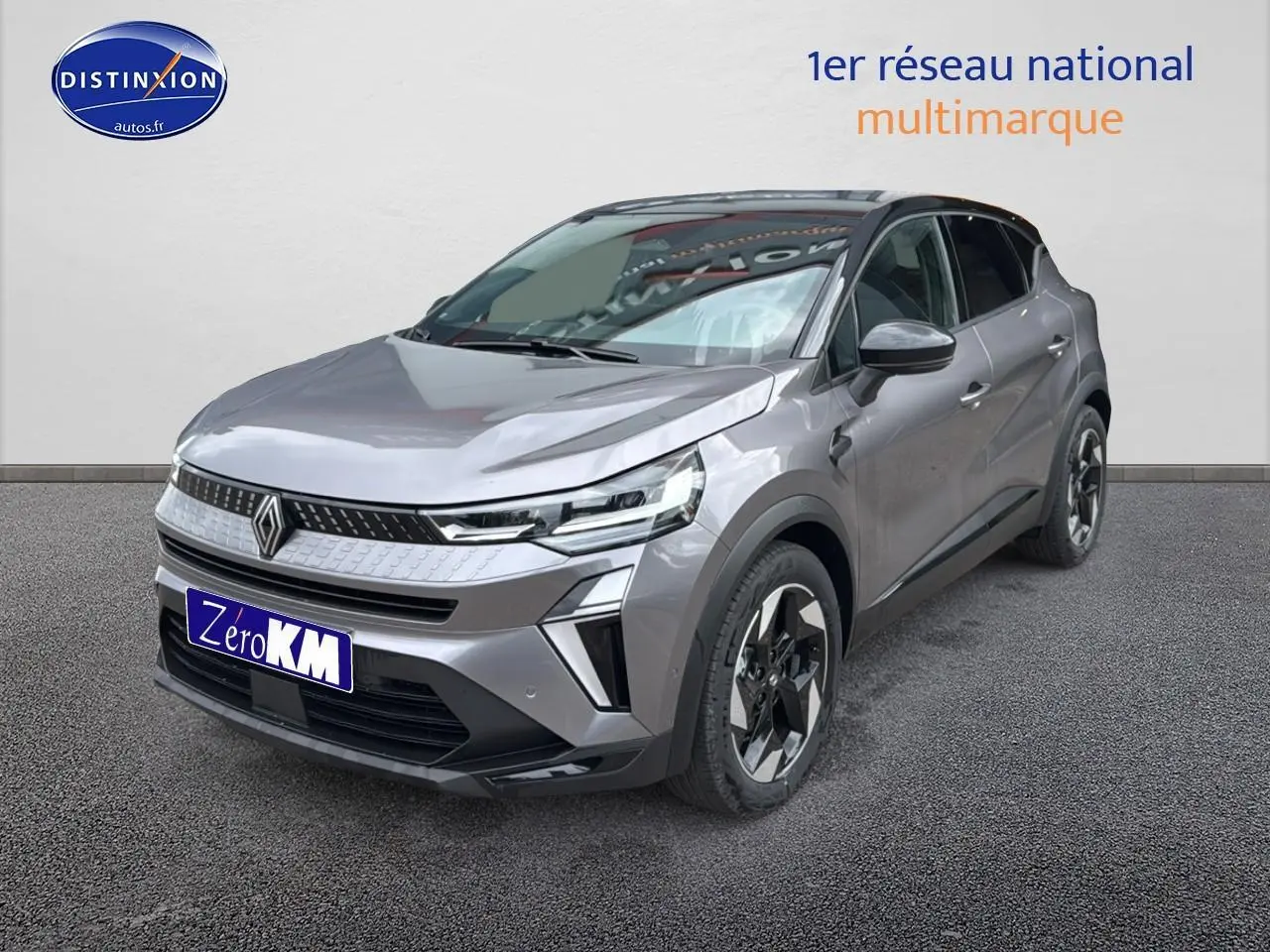 Renault Captur 2025 gris cassiopée en vue 3/4 avant droit avec jantes alu et phares LED allumés.
