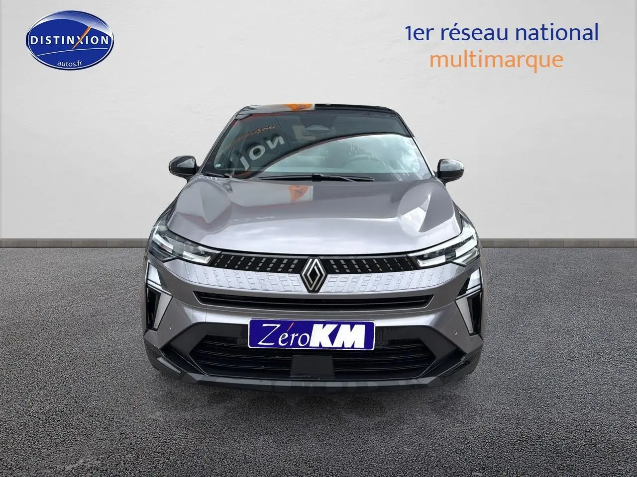Vue frontale d'un Renault Captur 2025 gris cassiopée avec calandre moderne et phares LED fins.