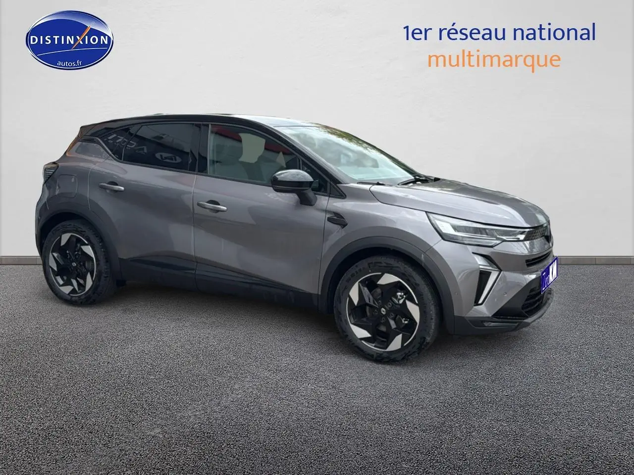 Renault Captur 2025 gris cassiopée en vue de profil côté gauche, avec jantes alu et vitres teintées.