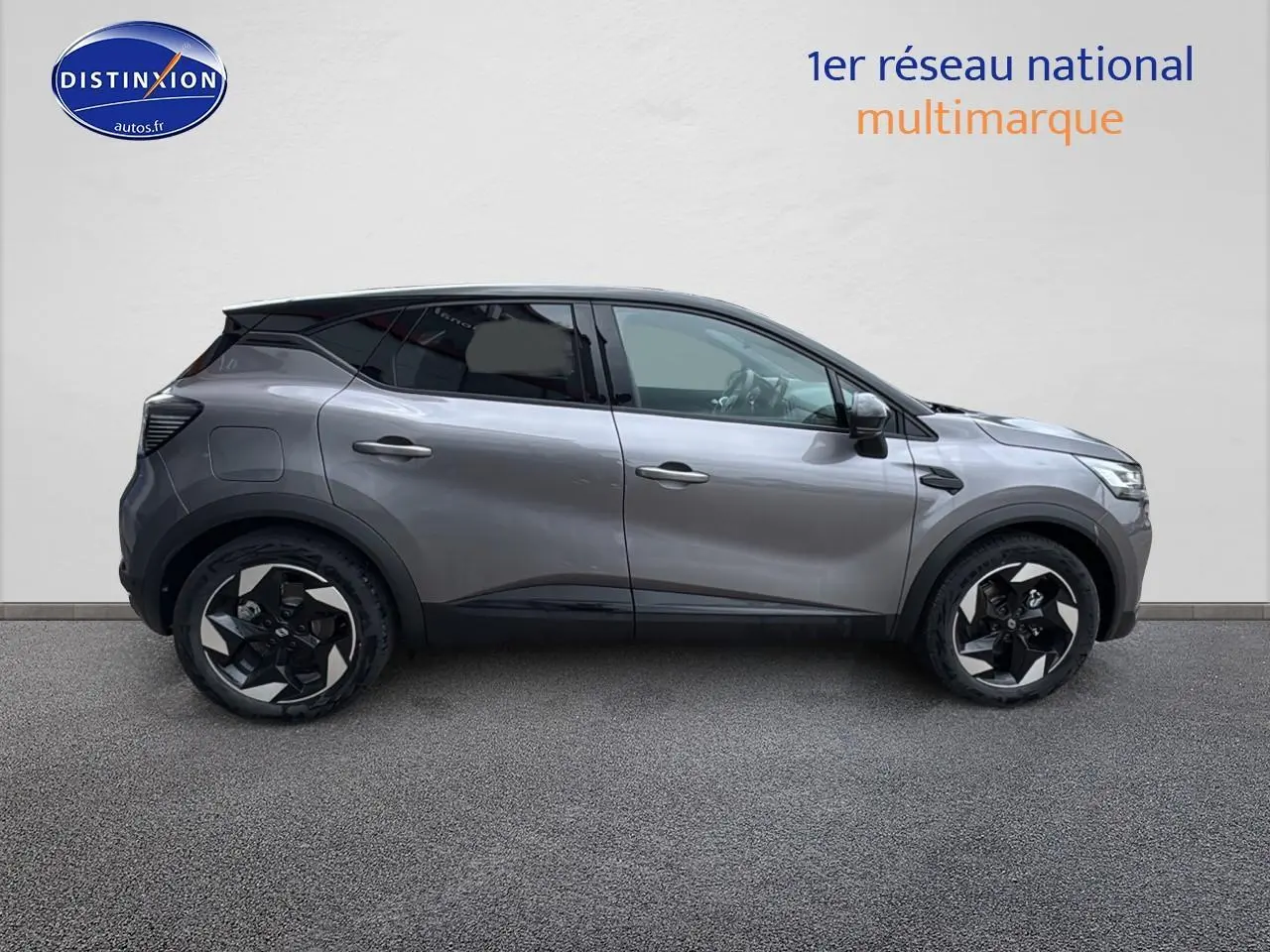 Profil droit du Renault Captur 1.6 e-tech hybride 145 techno gris cassiopée avec jantes alu noires et toit noir.