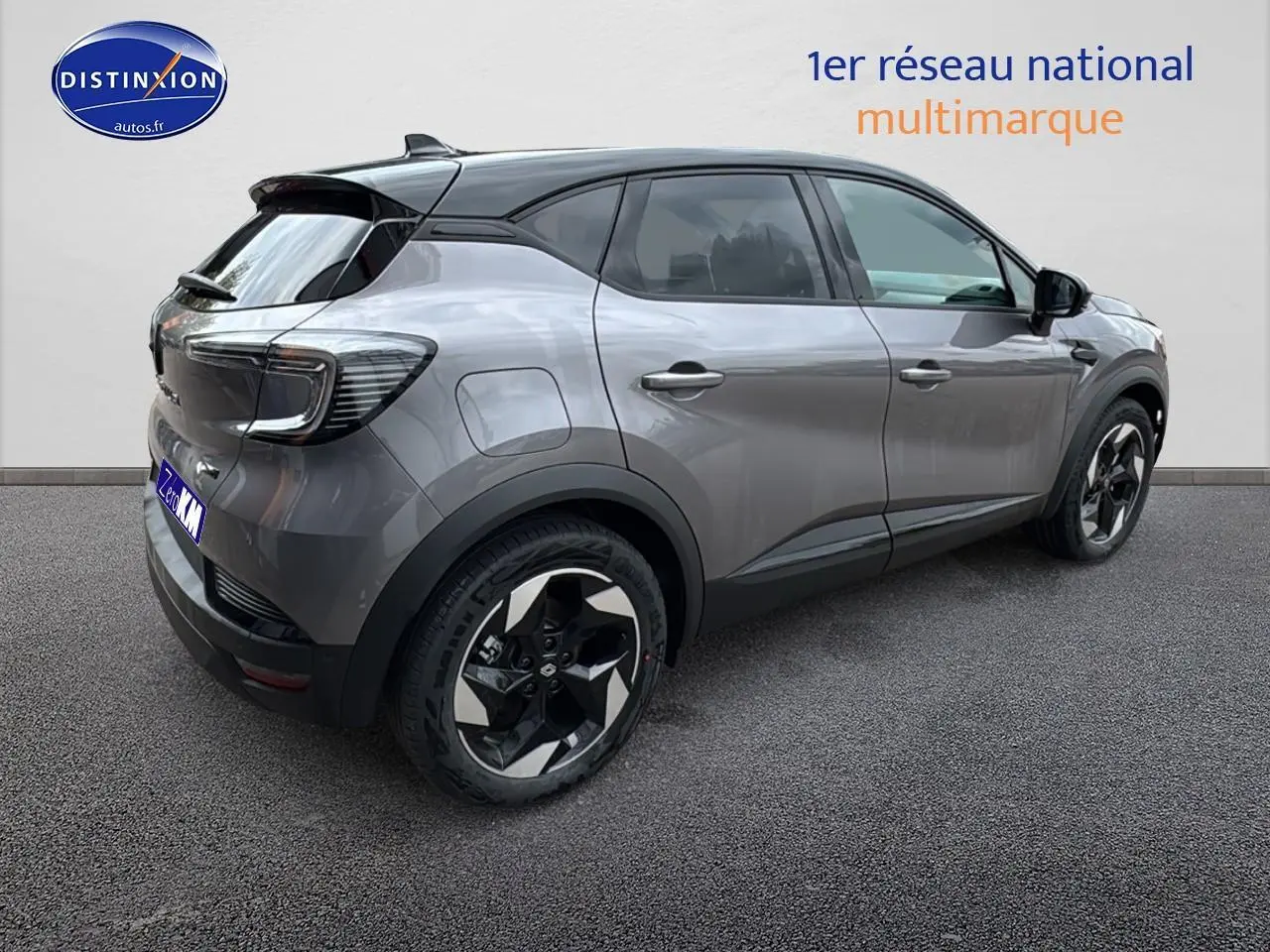 Vue 3/4 arrière droite du Renault Captur 1.6 e-tech hybride gris cassiopée avec jantes alu noires et becquet arrière.