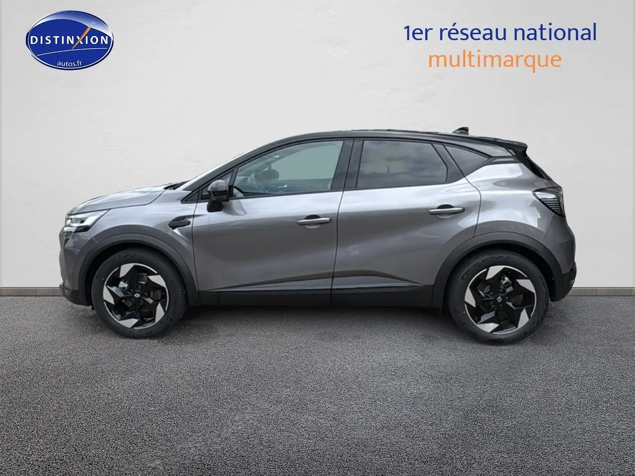 Profil côté gauche du Renault Captur gris cassiopée 2025 avec jantes alu et vitres surteintées.