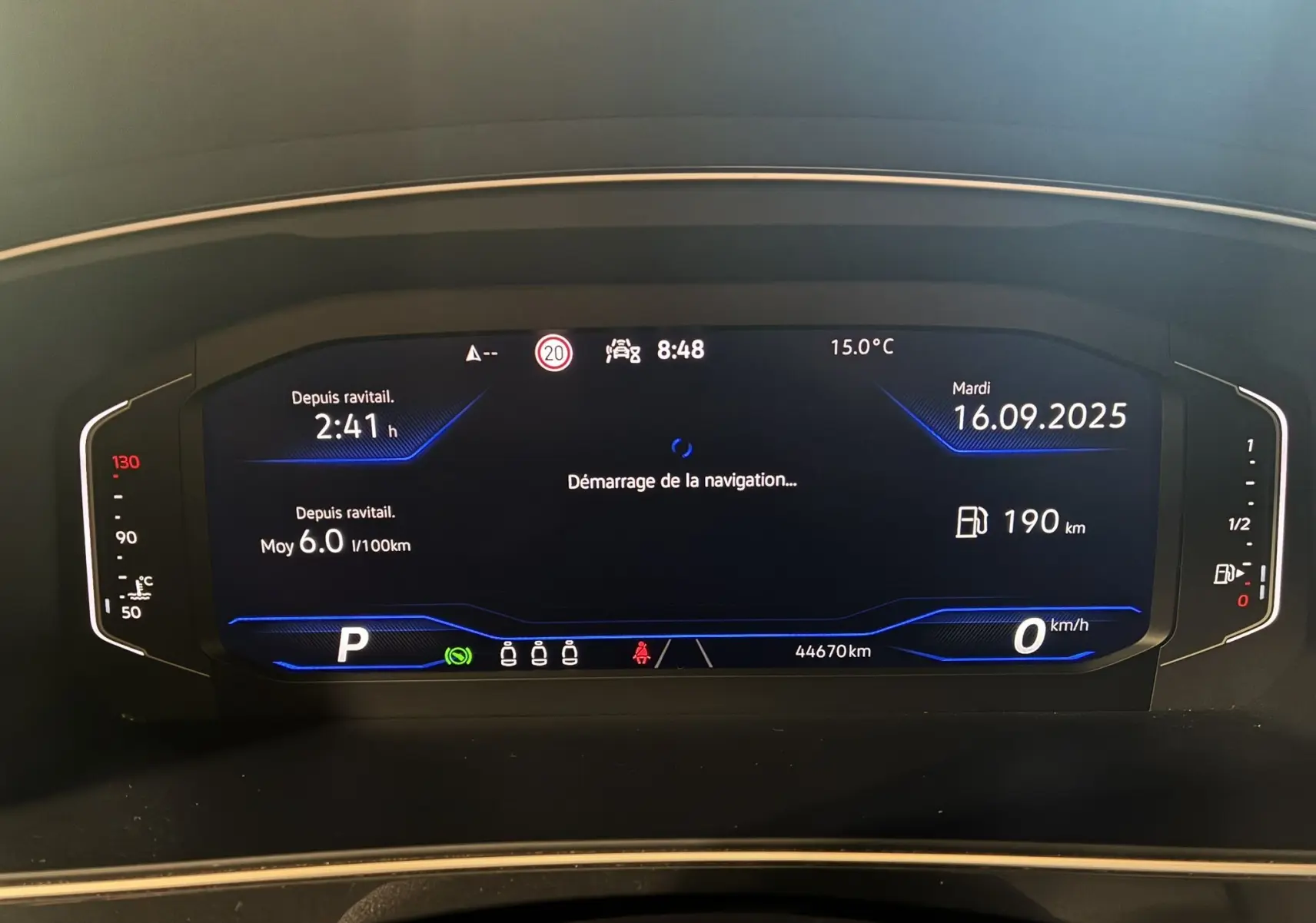Tableau de bord numérique du Volkswagen Tiguan 2022 affichant la navigation, vitesse à 0 km/h et autonomie de 190 km.