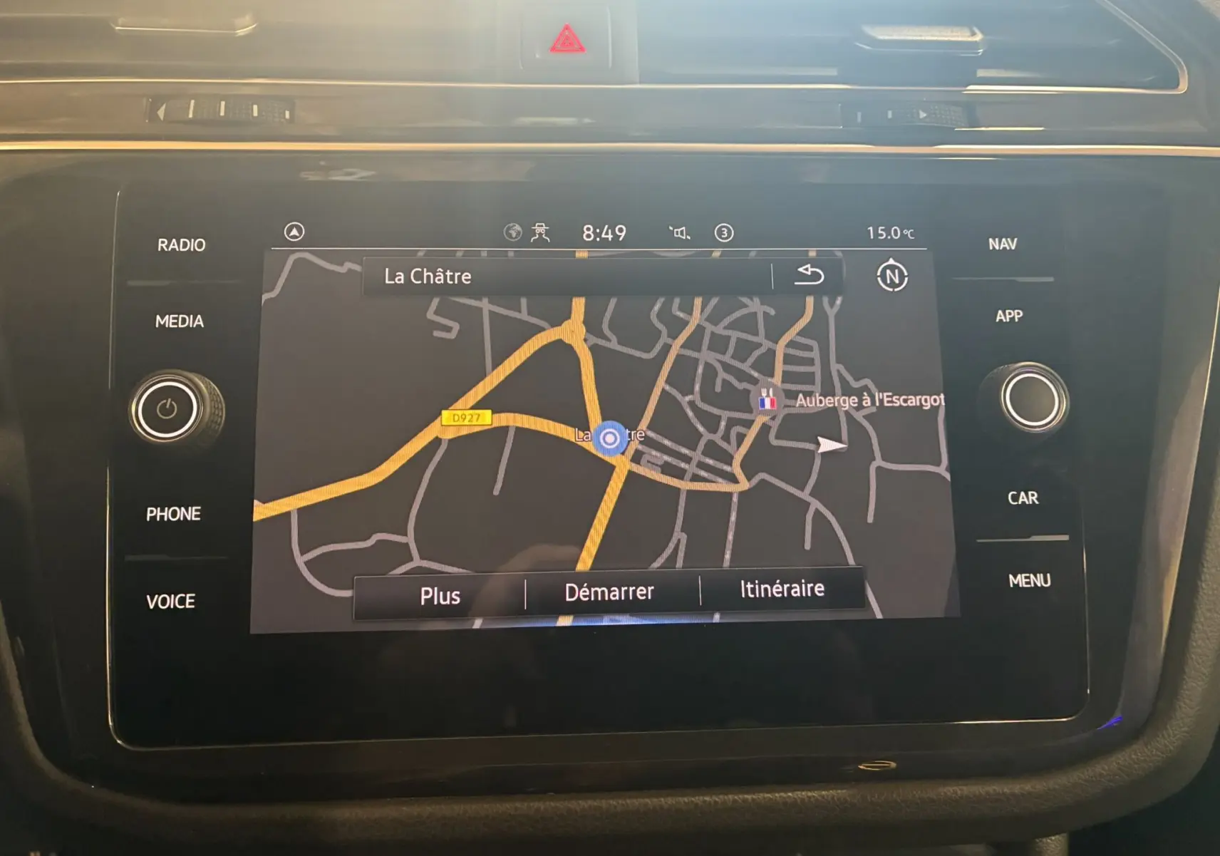 Écran tactile central du Volkswagen Tiguan noir 2022 affichant le GPS avec la carte de La Châtre.