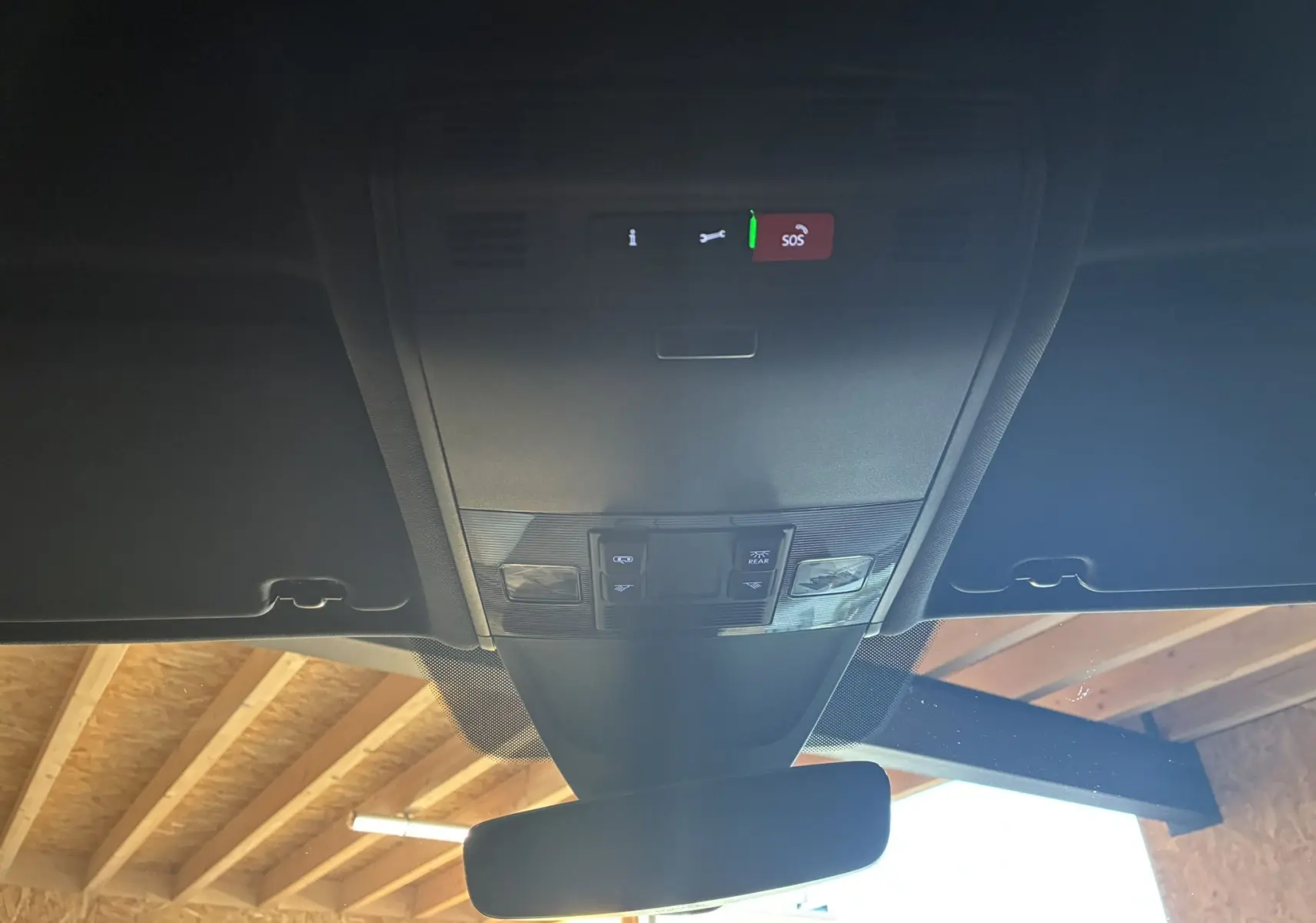 Vue intérieure du toit avec commandes d'éclairage et bouton SOS du Volkswagen Tiguan noir 2022 R-Line.