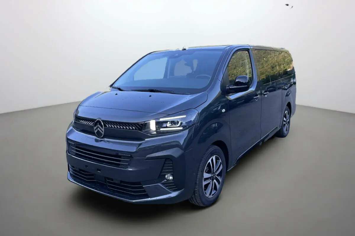 Citroën Spacetourer 180 EAT8 Business Pack gris acier en vue 3/4 avant, avec calandre et phares modernes allumés.