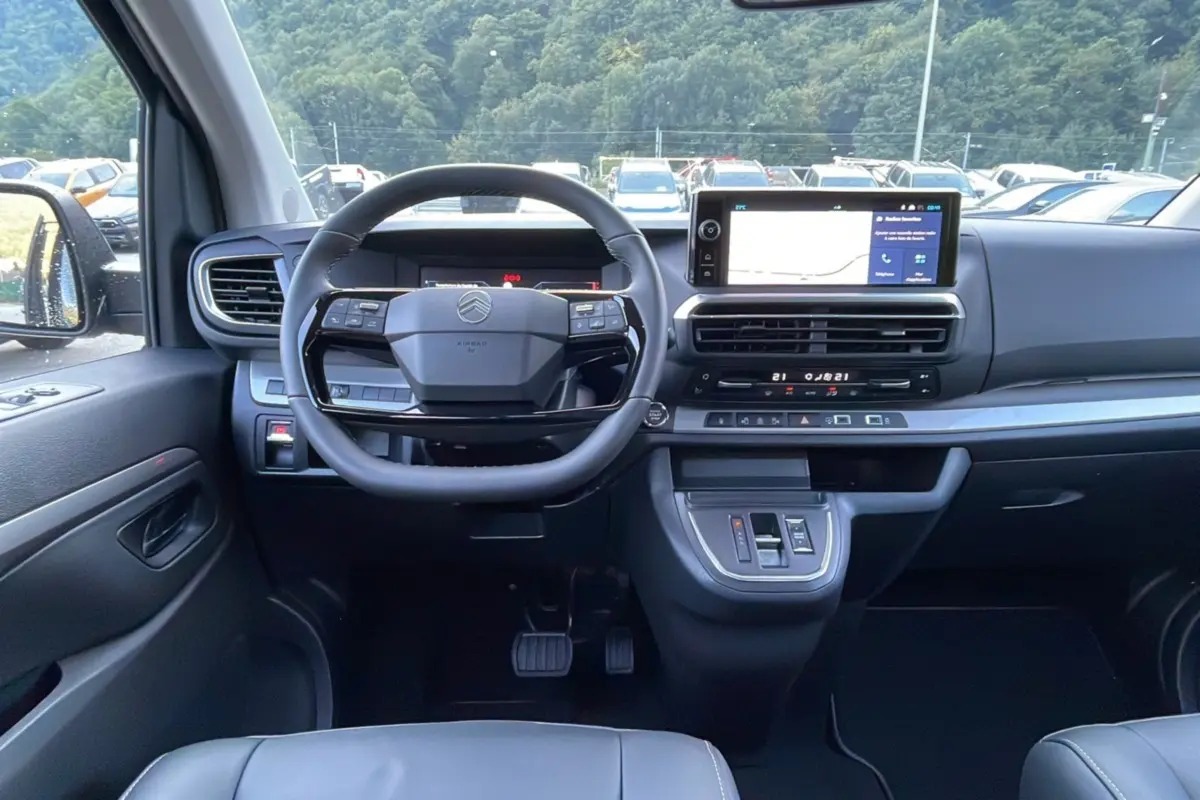 Vue intérieure du poste de conduite du Citroën Spacetourer gris acier 2025, avec tableau de bord moderne et écran tactile central.