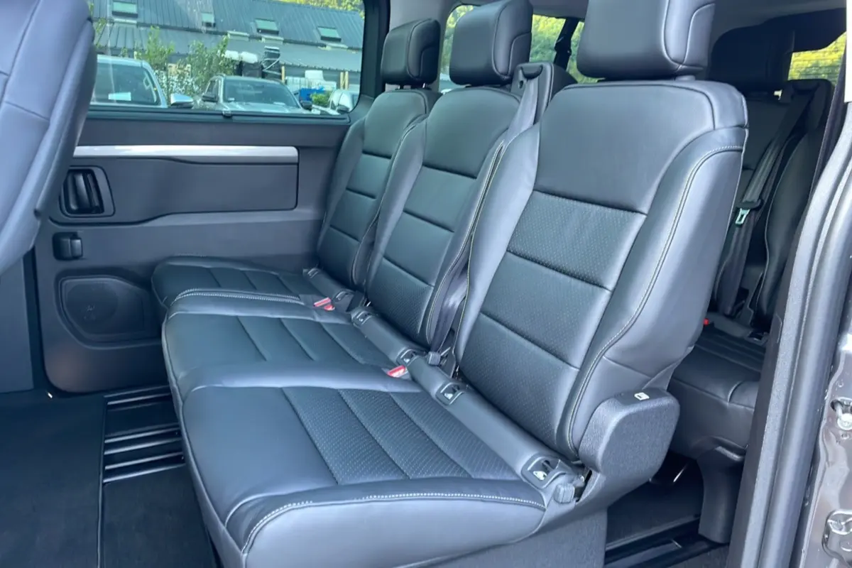 Vue intérieure côté droit sur la banquette arrière en cuir noir du Citroën Spacetourer 180 EAT8 Business Pack gris acier 2025.