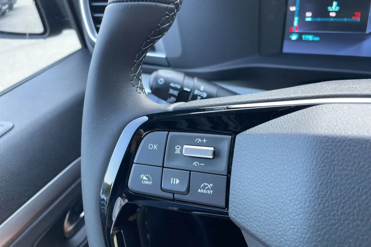 Gros plan sur les commandes au volant du Citroën Spacetourer gris acier 2025, version Business Pack.