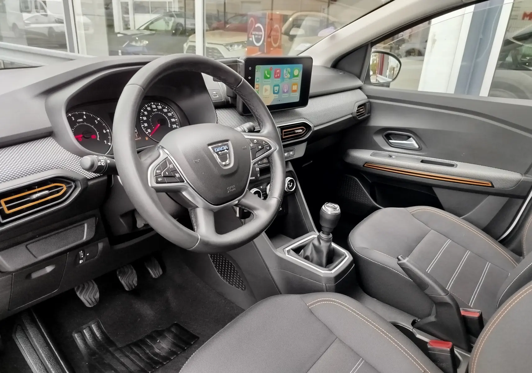 Intérieur de la Dacia Sandero Stepway 2021 vu côté conducteur, tableau de bord avec écran tactile et volant multifonction.