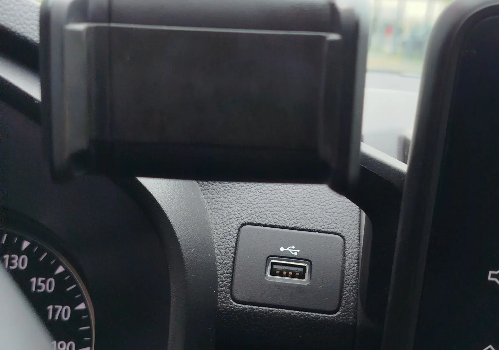 Prise USB intégrée sur le tableau de bord intérieur d'une Dacia Sandero Stepway 2021 blanc glacier.