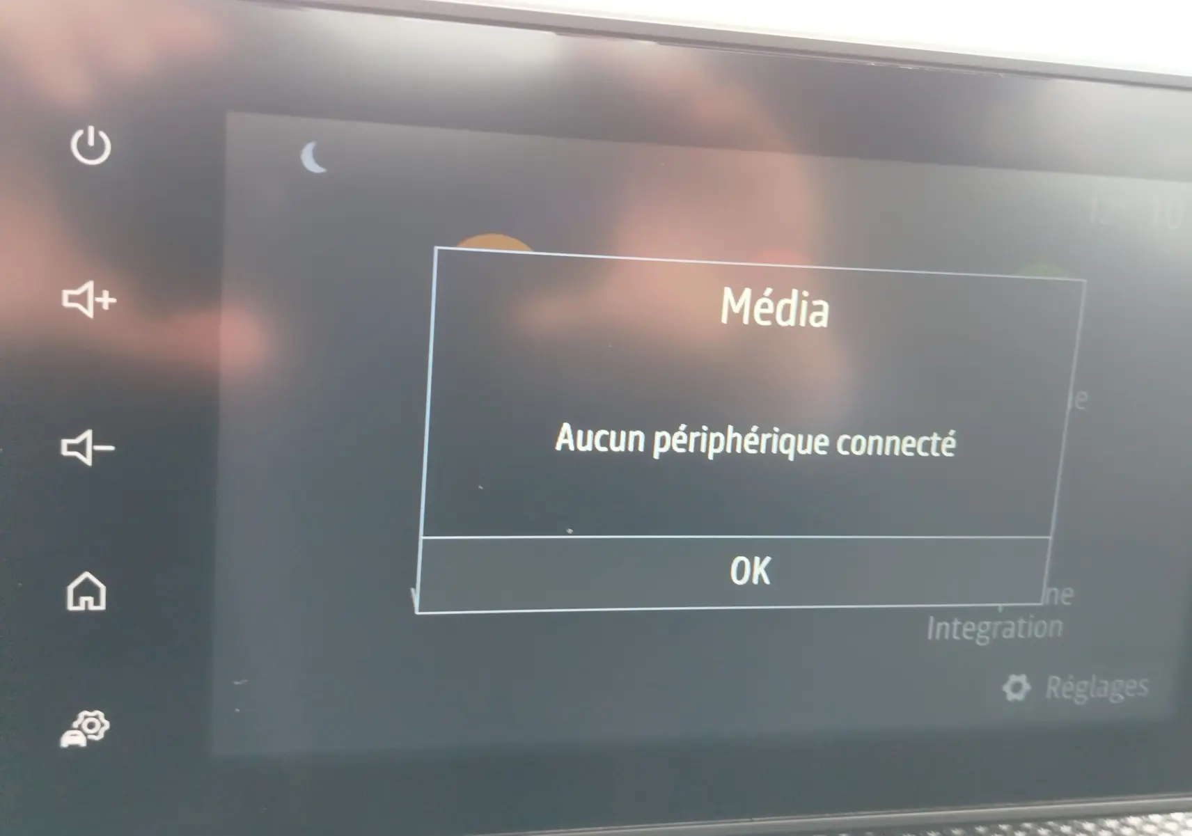 Écran tactile multimédia de la Dacia Sandero Stepway affichant le message "Aucun périphérique connecté" en intérieur.