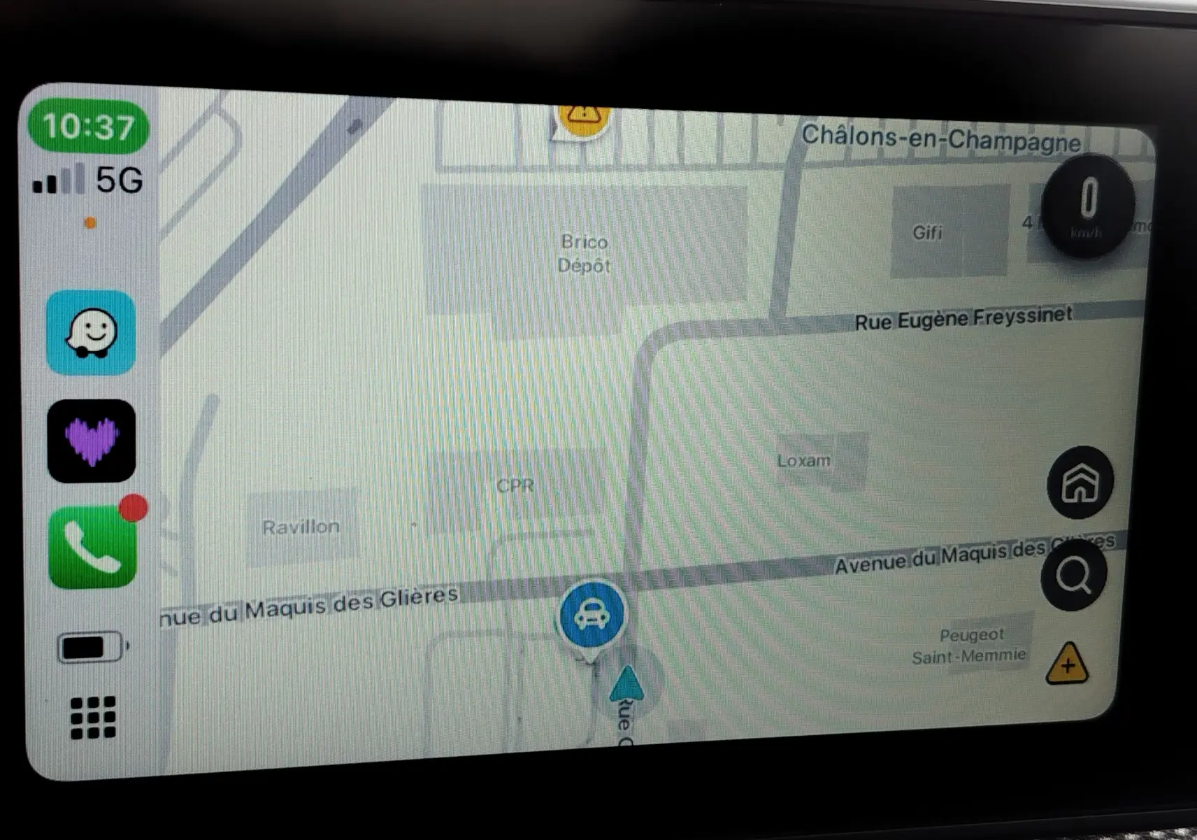 Vue de face droite de la Dacia Sandero Stepway blanc glacier, soulignant ses lignes robustes et ses détails modernes