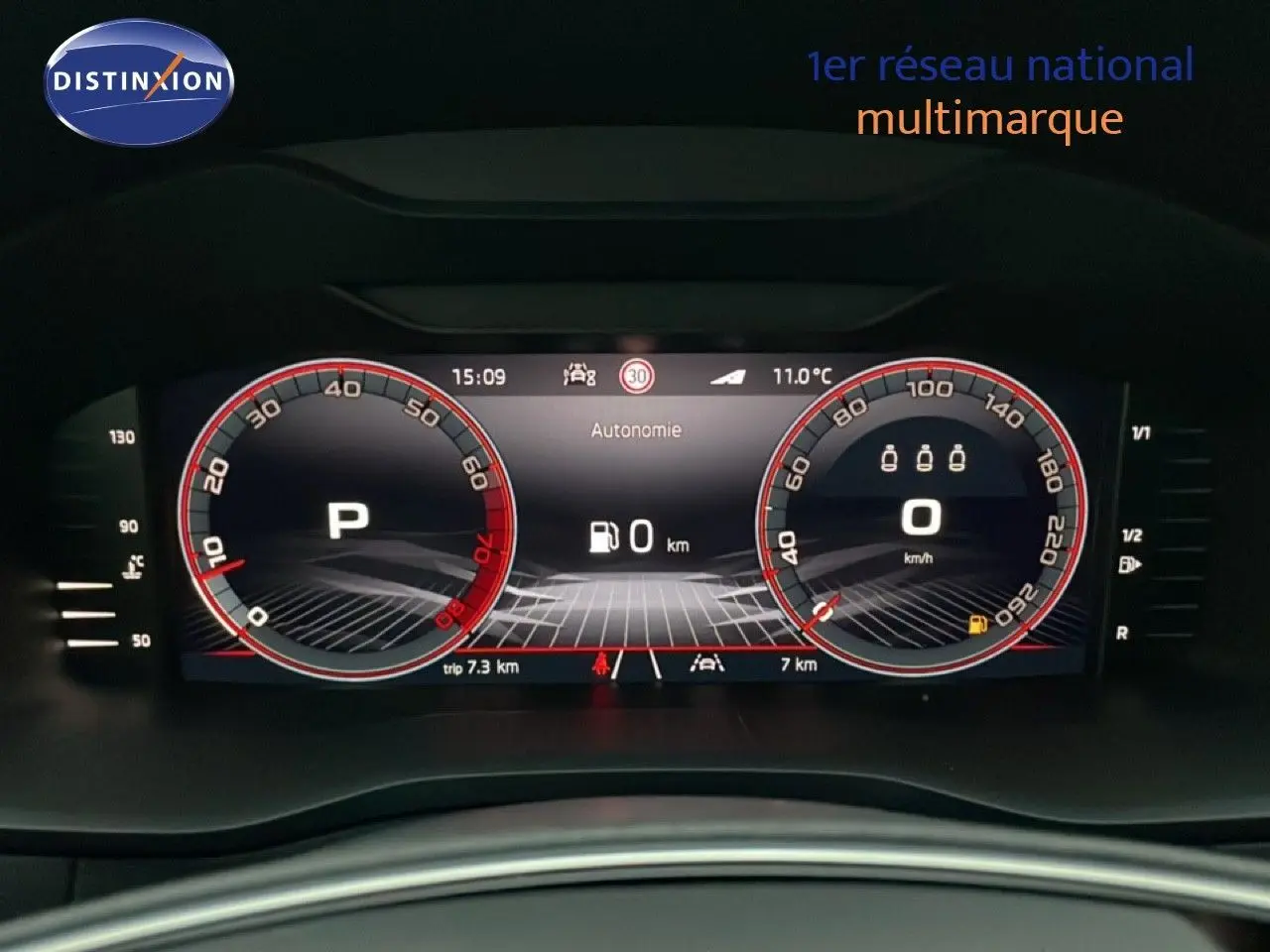 Tableau de bord numérique du Skoda Karoq gris argent, affichant la vitesse à 0 km/h et l'autonomie à 0 km.