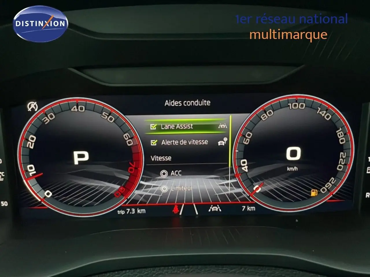 Affichage numérique du tableau de bord SKODA KAROQ 2025, montrant les aides à la conduite et la vitesse à 0 km/h.