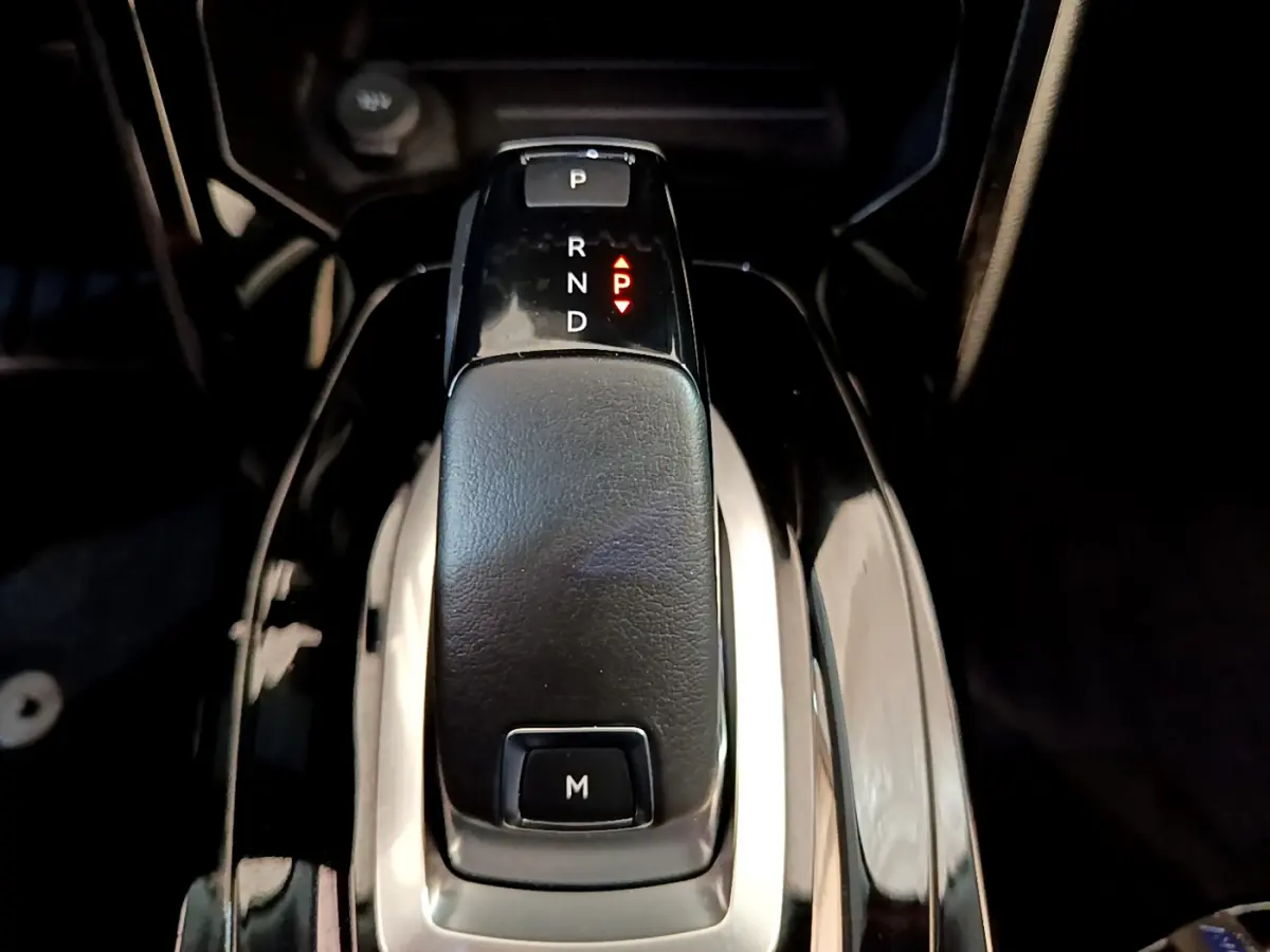 Gros plan sur le levier de vitesses automatique cuir noir de la Peugeot 2008 PureTech 130 S&S EAT8 Allure 2022.