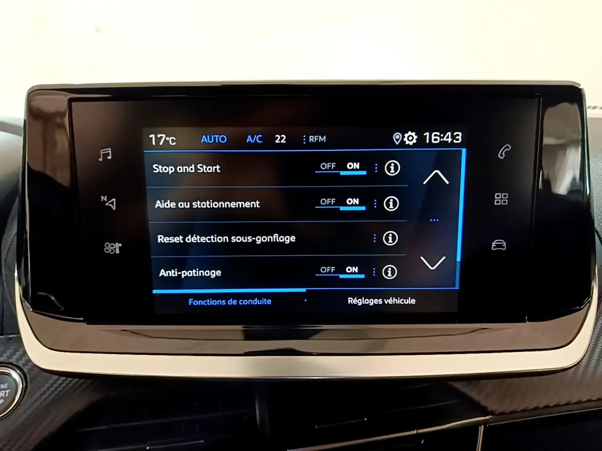 Écran tactile central du tableau de bord du Peugeot 2008 gris foncé, affichant les réglages d’aide à la conduite.